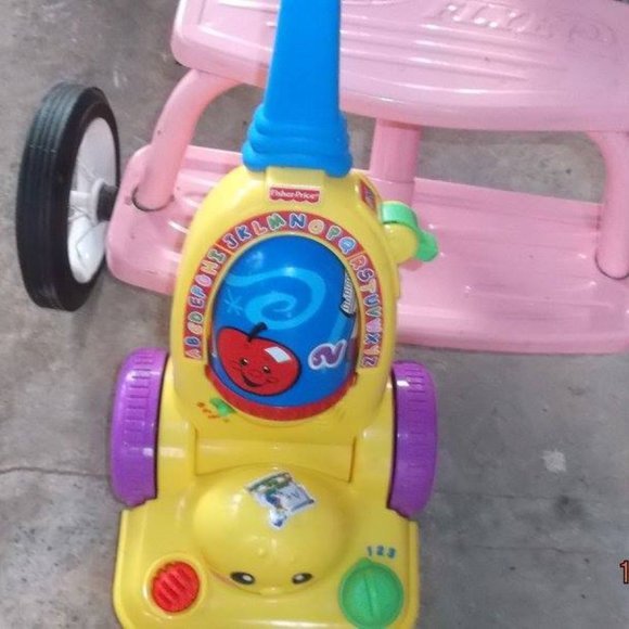 Laugh & Learn Vacuum Cleaner - Picture 1 of 1